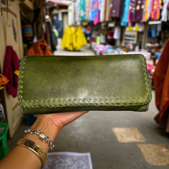 Hobo Intl Clutch Green Textured Leather Wallet Folding Wristlet Whipstitch Trim - Picture 2 of 9